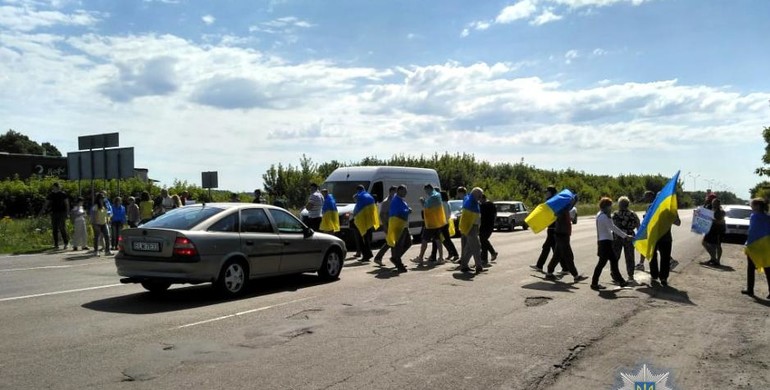 На Рівненщині люди перекрили дорогу проти закриття школи